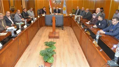 محافظ أسيوط يناقش تعظيم الإستفادة من المشروعات الصغيرة