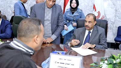 محافظ سوهاج يستمع لمطالب واحتياجات المواطنين فى اللقاء الجماهيرى الأسبوعى