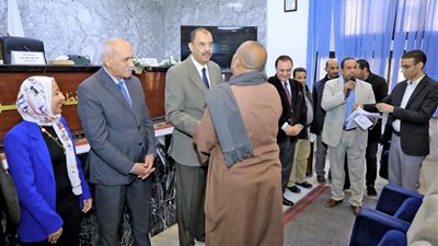 محافظ سوهاج يسلم 77 قطعة أرض بالظهير الصحراوي لقرية الكولة