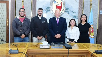 ضمن برنامج التبادل الطلابي.. رئيس جامعة سوهاج يلتقي وفدًا طلابيًّا من المكسيك