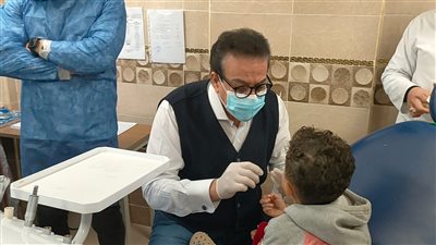 وزير الصحة يوقع الكشف الطبي علي طفل خلال تفقد مستشفي محلة مرحوم في الغربية