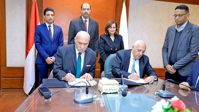 محافظ سوهاج يشهد توقيع عقد حق الانتفاع لمشروع إنتاج الدواجن بالأحايوة شرق