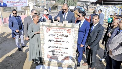 محافظ سوهاج يضع حجر الأساس لإنشاء كوبري مشاة أعلى السكة الحديد بمنطقة الثلاث كباري