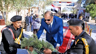 محافظ سوهاج يضع إكليلا من الزهور على النصب التذكاري لشهداء الشرطة