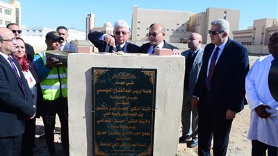 وزير التعليم العالي ورئيس جامعة سوهاج يضعان حجر الأساس لمستشفى الحروق
