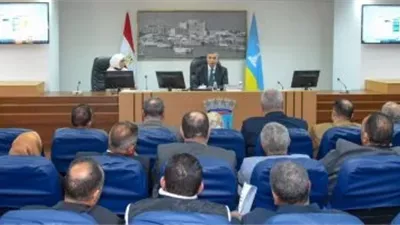 محافظ الإسكندرية يجتمع مع مستأجري الشواطئ لوضع خطة الاستعداد لصيف 2025