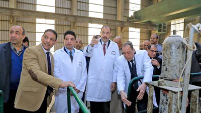 محافظ سوهاج يتفقد سير العمل بمصنع سكر جرجا ويطلق إشارة البدء لموسم عصير القصب