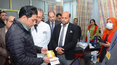 محافظ سوهاج يتابع أعمال ونتائج حملة الكشف المبكر عن الأورام السرطانية