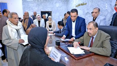 محافظ سوهاج يستمع إلى شكاوى واحتياجات المواطنين خلال اللقاء الجماهيري 