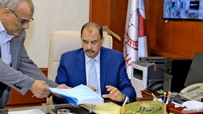 محافظ سوهاج يعتمد ترقية 2109 موظف بالديوان العام والوحدات المحلية