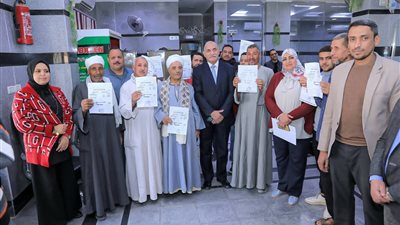 السكرتير العام يسلم 28 