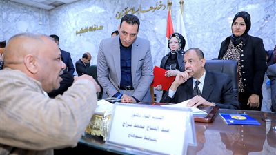 محافظ سوهاج يعقد اللقاء الجماهيري الأسبوعي لمناقشة مطالب المواطنين