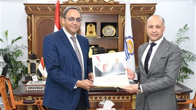 محافظ قنا يُكرِّم وكيل وزارة التموين لحصوله على شهادة البرنامج التدريبي للمبادرة الوطنية لتأهيل قادة مصر الرقمية