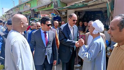 محافظ سوهاج يتفقد الوضع العام بالشوارع ومستوى الخدمات المقدمة للمواطنين بدار السلام 
