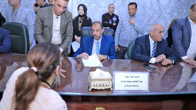 محافظ سوهاج يستمع لمطالب واحتياجات المواطنين في اللقاء الجماهيري