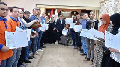 وكيل وزارة العمل بسوهاج يسلم 20 عقد عمل للشباب من بينهم 10 عقود لذوي الهمم