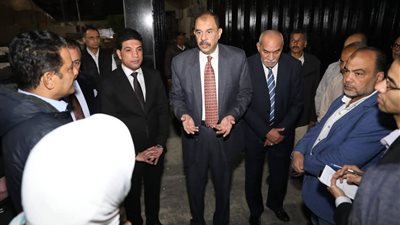 محافظ سوهاج يتفقد بدء أعمال إضفاء الهوية البصرية بميدان الثقافة