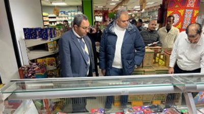 فى جولة مسائية.. محافظ قنا يفاجئ عدداً من السلاسل التجارية