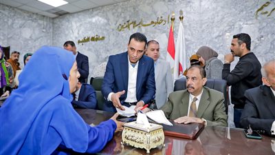 محافظ سوهاج يعقد اللقاء الجماهيري الأسبوعي لبحث مطالب المواطنين وحل مشكلاتهم