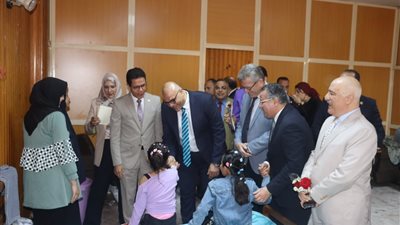 محافظ القليوبية يقدم التهنئة للأطقم الطبية والمرضى بعيد الفطر المبارك