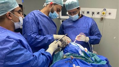 إنقاذ سيدة مصابة بضربة فأس في رأسها بمستشفى سوهاج الجامعي