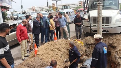 محافظ القليوبية يُتابع أعمال إصلاح خط مياه بشارع فريد ندا بمدينة بنها