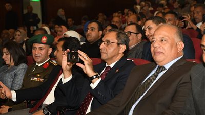 بمناسبة العيد القومي.. محافظ قنا يشهد الحفل الفني ويشيد ببطولات الأجداد 