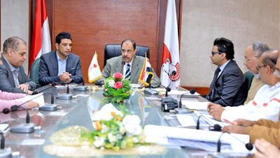 محافظ سوهاج يناقش الموقف التنفيذي لمشروعات مستشفى البلينا ودار السلام المركزى