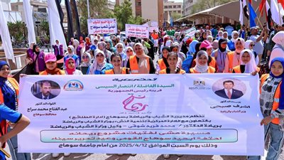 احتفالًا بالعيد القومي.. محافظ سوهاج يطلق ماراثون مشي بمشاركة 400 شاب وفتاة