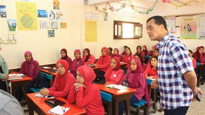 مدير تعليم سوهاج يتابع انتظام الدراسة وامتحانات شهر أبريل بالمدارس