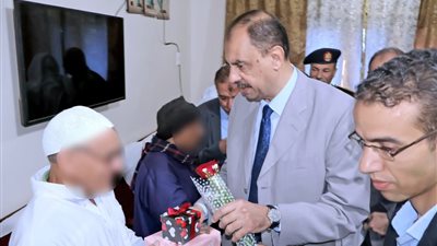 محافظ سوهاج يتفقد دار رعاية المسنين ويطمئن على مستوى الخدمات المقدمة