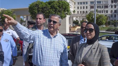 محافظ الإسكندرية يتفقد أعمال مشروع تطوير وتحسين الكفاءة المرورية بطريق الحرية