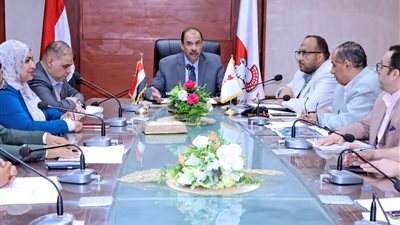 محافظ سوهاج يعقد اجتماعًا لمتابعة الموقف التنفيذي لمشروع الصرف الصحي بقرية قلفاو