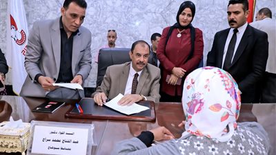 محافظ سوهاج يبحث بمفرده مطالب وشكاوى المواطنين فى اللقاء الجماهيرى