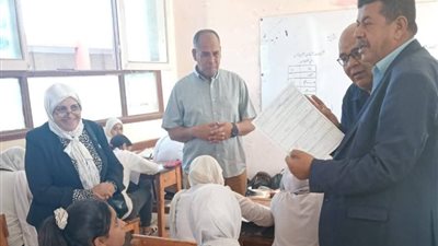 مدير التعليم العام بسوهاج يُتابع انتظام امتحانات نهاية العام الدراسي لصفوف النقل بمدارس المراغة 