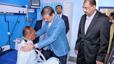 وزير الزراعة ومحافظ سوهاج يزوران مسئول حماية الأراضي المصاب بالمستشفى الجامعي