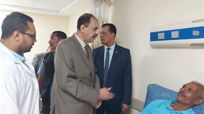 محافظ سوهاج يطمئن على مراقبى الثانوية العامة المصابين بمستشفى جهينة المركزي