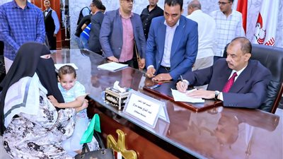 محافظ سوهاج يعقد اللقاء الجماهيري الأسبوعي للاستماع لشكاوى وطلبات المواطنين