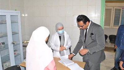 إحالة المتغيبين والمقصرين بمجمع عيادات جزيرة شندويل بسوهاج للتحقيق