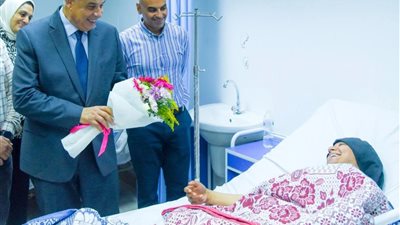 محافظ الإسكندرية يزور مصابي حادث غرق شاطئ أبو تلات بمستشفى العامرية العام