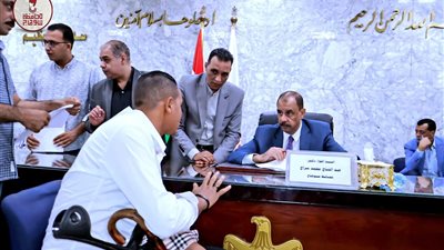 محافظ سوهاج يعقد اللقاء الجماهيري الأسبوعي للاستماع إلى شكاوى وطلبات المواطنين