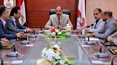 محافظ سوهاج يكرم وكيل وزارة الصحة و9 من مديري الإدارات الفنية والوحدات الصحية المعتمدة