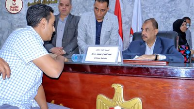 محافظ سوهاج يعقد اللقاء الجماهيري الأسبوعي للاستماع إلى شكاوى وطلبات المواطنين
