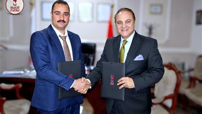 سكرتير عام سوهاج يوقع عقداً لإقامة أول فندق خمس نجوم بالمحافظة