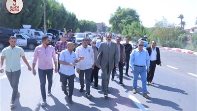 محافظ سوهاج يتفقد أعمال رصف ورفع كفاءة الطرق والميادين بمركز المنشاة