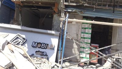 كسر واجهتهم بلودر.. مجهول يقتحم 3 محلات تجارية في بندر قنا