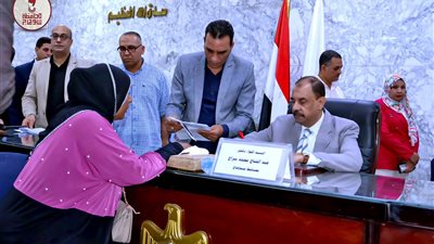 محافظ سوهاج يعقد اللقاء الجماهيري الأسبوعي للاستماع إلى شكاوى وطلبات المواطنين