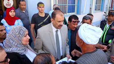 محافظ سوهاج يتفقد مستوى الخدمات بمدارس ومصالح قريتي الشباتية وعرابة أبو الدهب