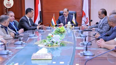 محافظ سوهاج يبحث آليات توفير الزي المدرسي بأسعار مخفضة وجودة عالية