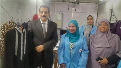 متابعة الدورة التدريبية لأعمال الخياطة بالوحدة المتنقلة في أبوتيج بأسيوط